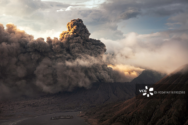 在印度尼西亚东爪哇的布罗莫腾格塞马鲁国家公园，布罗莫火山喷发或贡农布罗莫火山。图片素材