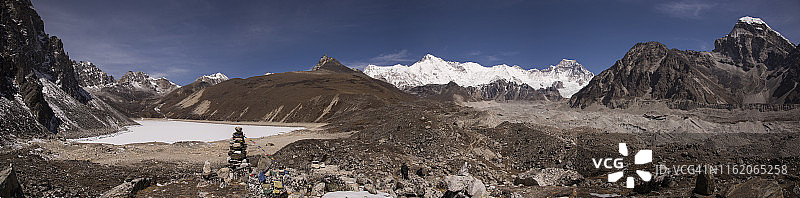 第五湖的全景与Cho Oyu在背景，珠峰大本营经由Gokyo徒步，尼泊尔图片素材