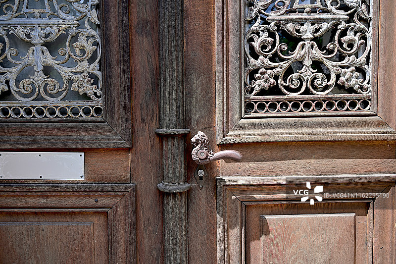 瑞士贝尔市中心一扇旧木门的细节图片素材