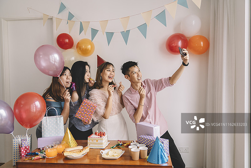 一群朋友为一位华裔女性同事庆祝生日图片素材