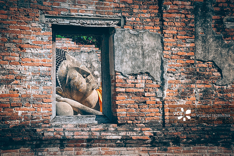 泰国大城府普泰萨万寺教堂中的大佛雕像图片素材