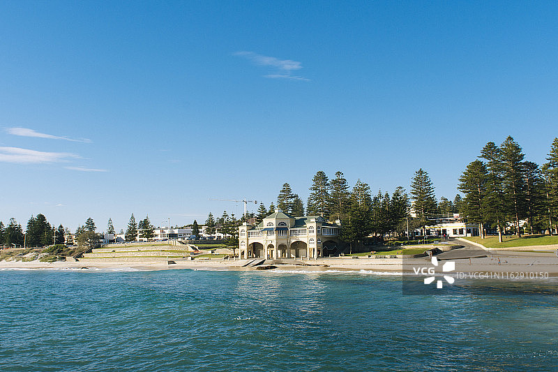 澳大利亚珀斯，科特斯洛海滩和救生俱乐部，一个阳光明媚的日子图片素材