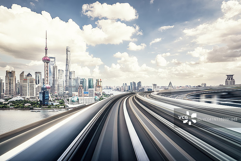 地铁通过大桥以上海城市天际线为背景图片素材