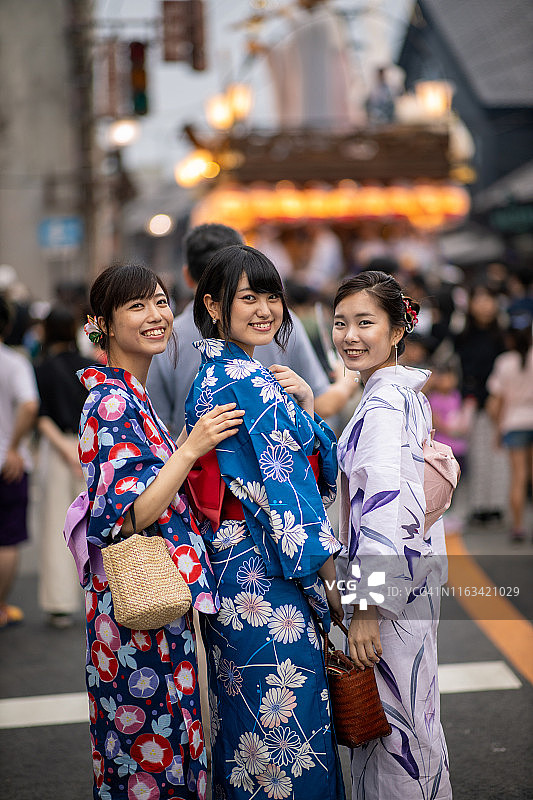 年轻的女性朋友在浴田参观日本祭图片素材