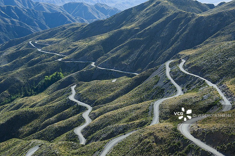 南美阿根廷门多萨附近的蛇形山路图片素材
