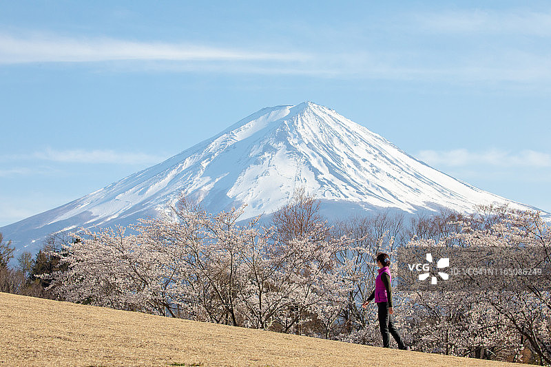 走过富士山图片素材