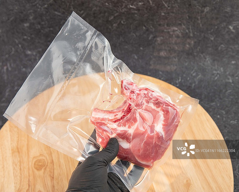 真空包装猪肉炸肉排图片素材