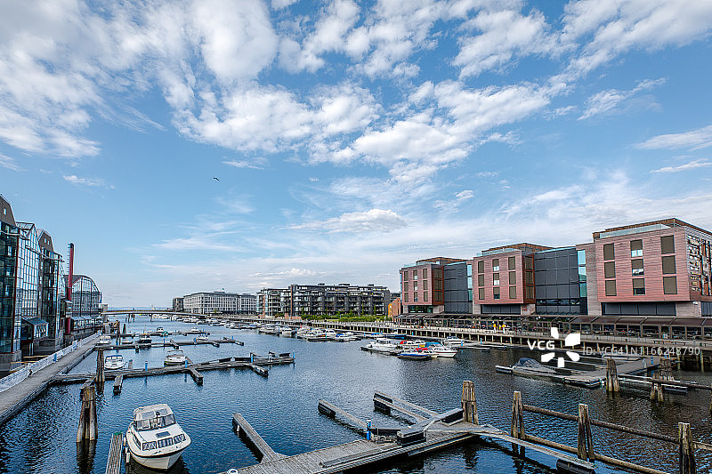 挪威特隆赫姆的一个繁忙的码头图片素材
