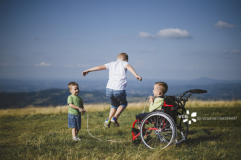 小男孩坐在轮椅上和家人一起活动图片素材
