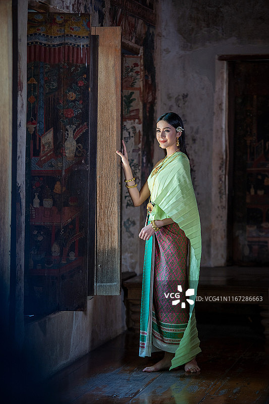 穿着泰国传统文化的美女，复古风格。图片素材
