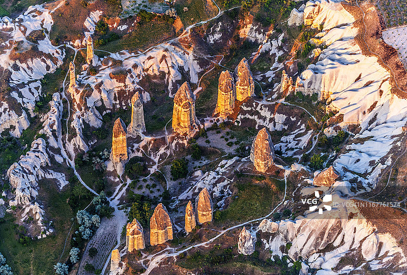 土耳其，戈雷米国家公园，卡帕多西亚的岩石艺术遗址，爱谷(或白谷)和阴茎形状的hoodoos(联合国教科文组织世界遗产)图片素材