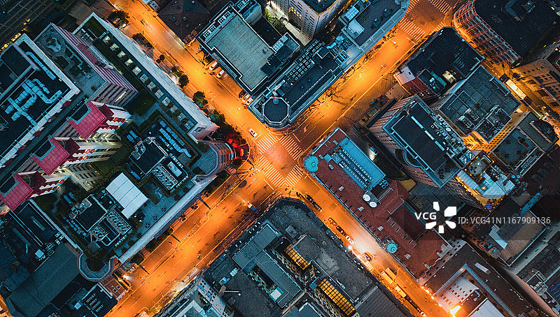 中国上海市中心十字路口的黄昏景象图片素材
