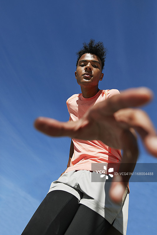 男运动员对着蓝天打手势的肖像图片素材