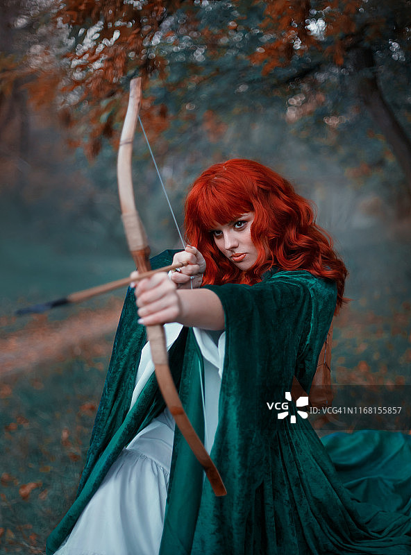 红发女孩手持弓，指挥着箭，经验丰富的猎人进入战斗，绿色斗篷和白色礼服的精灵形象，冷色艺术，哥特式的雾图片素材