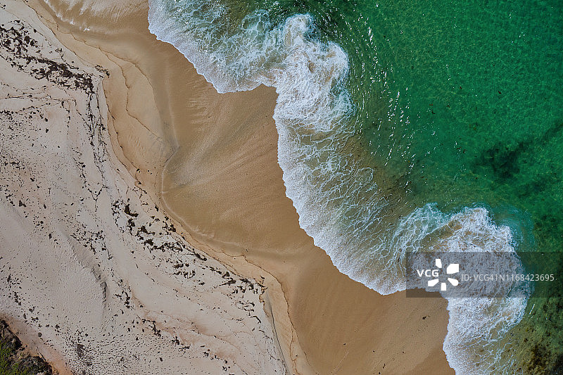 鸟瞰图的绿松石水冲击到沙滩图片素材