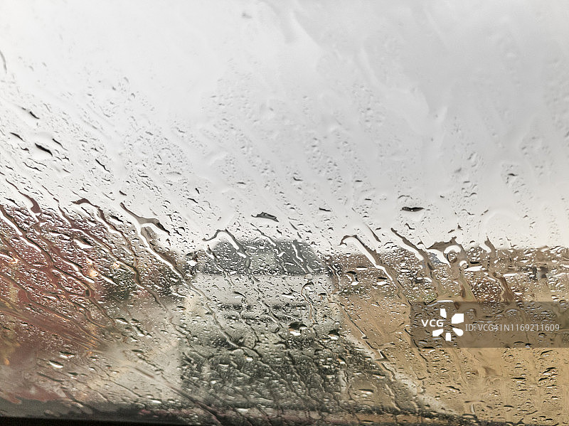 从汽车挡风玻璃上看到的极端雨景图片素材