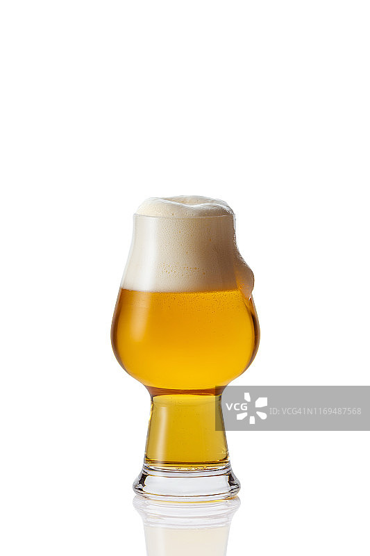 白色背景上的一杯啤酒图片素材