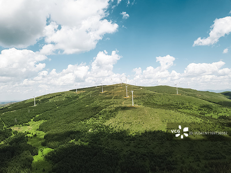 鸟瞰图的风力涡轮机在山坡上图片素材