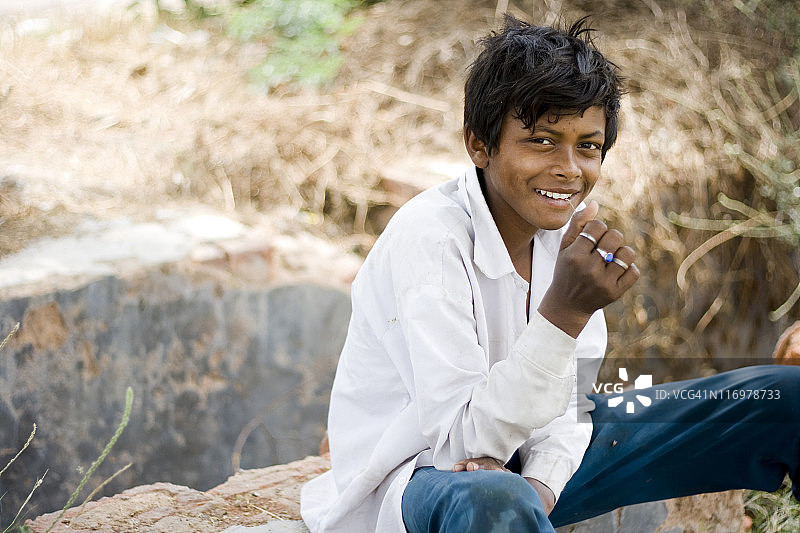 一个快乐的印度乡村男孩的偷拍肖像图片素材