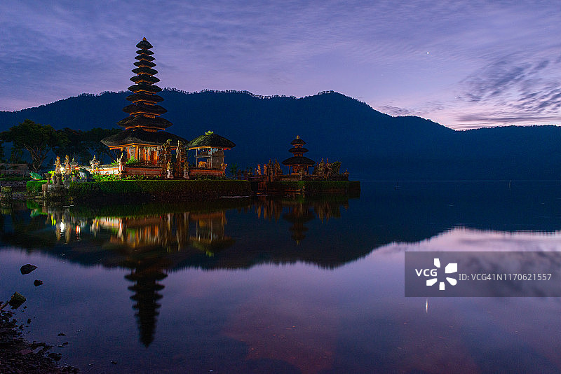 Pura Ulun Danu Bratan印度教寺庙在Bratan湖的早晨日出与反射。印度尼西亚巴厘岛著名的旅游景点图片素材