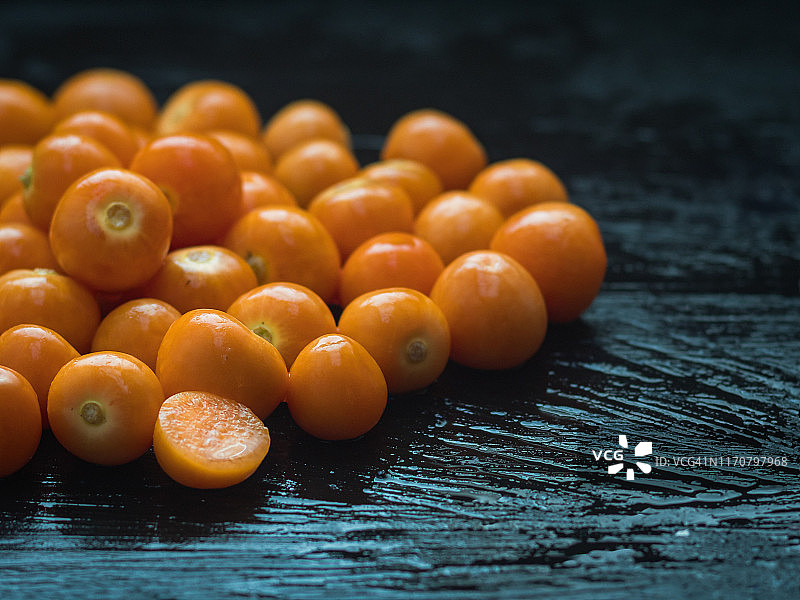 醋栗(秘鲁酸浆)，来自拉丁美洲的热带水果，其强烈的颜色和味道。图片素材