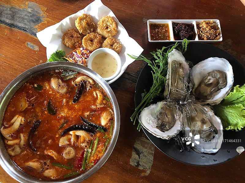新鲜的泰国牡蛎配冬荫汤(复古海鲜背景)。图片素材