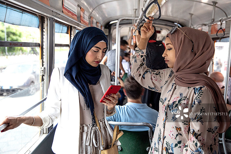 女性朋友乘公共汽车参观城市图片素材