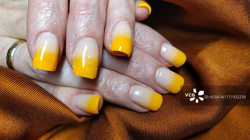 特写的女人手指与指甲艺术美甲在黄色图片素材