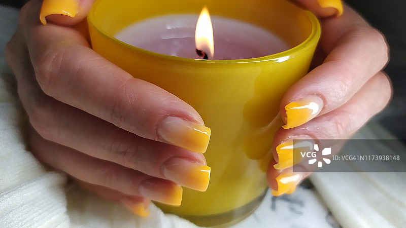 特写的女人手指与指甲艺术美甲与黄色图片素材