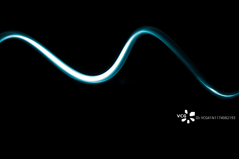 抽象的电子霓虹蓝光波在黑暗的背景上简单而现代的设计图片素材
