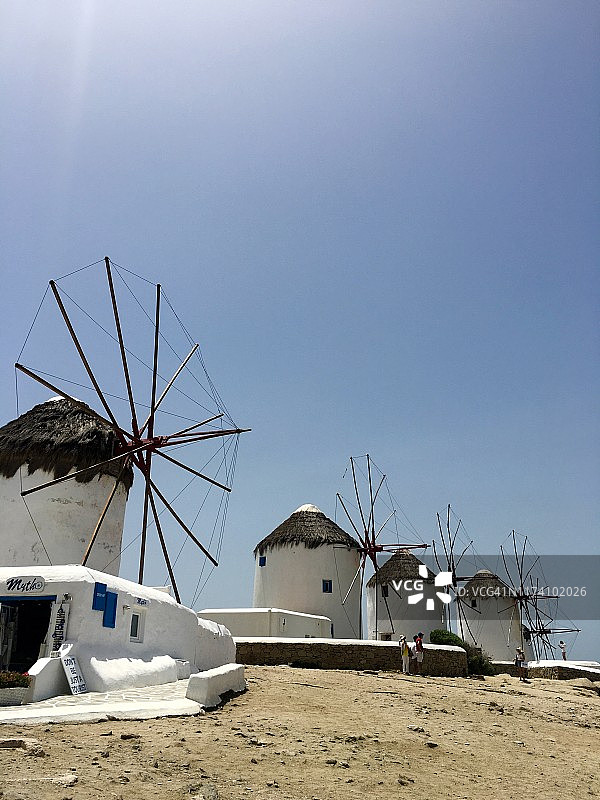 希腊米科诺斯港的风车图片素材