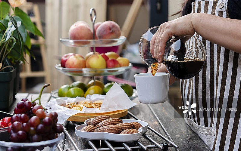 休息时间:咖啡、饼干和水果放在后院的桌子上图片素材