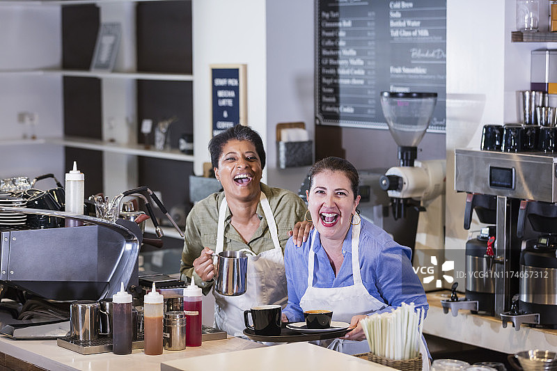 两个女人在咖啡店工作，准备饮料图片素材