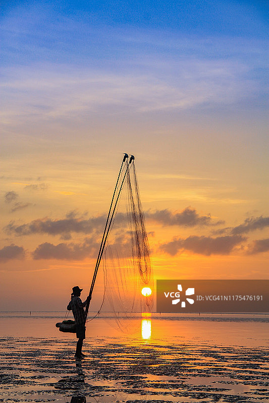 早晨在北寮的海上捕鱼图片素材