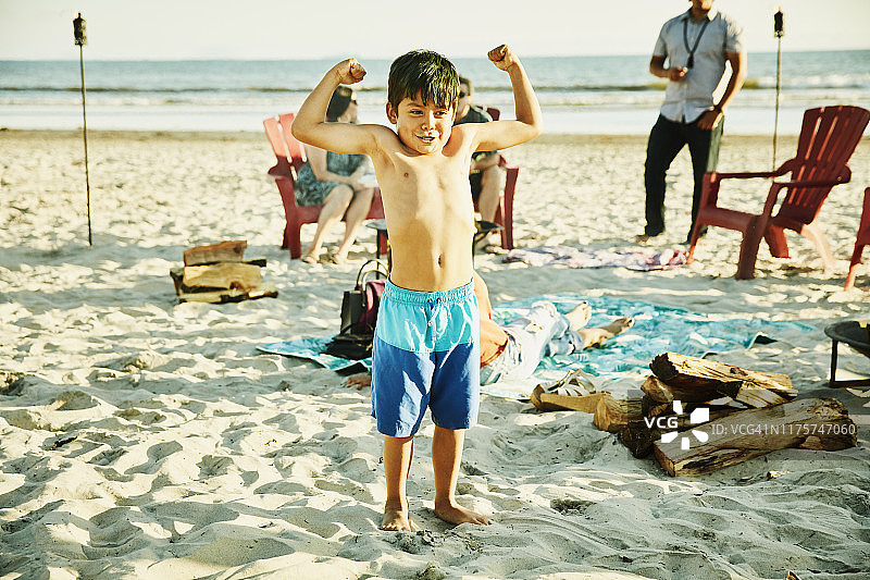 年轻男孩的肖像在海滩派对与家人图片素材