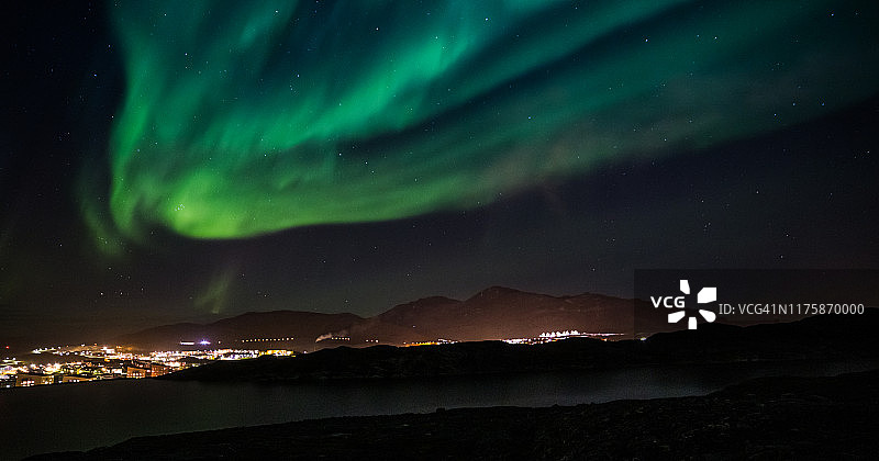 格陵兰岛努克市上空闪耀着巨大的绿色北极光图片素材