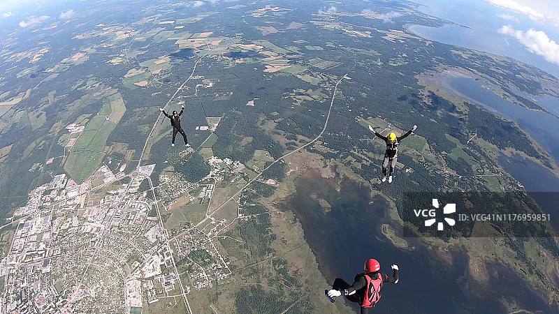 跳伞者穿过晴朗的天空，空中飞行图片素材