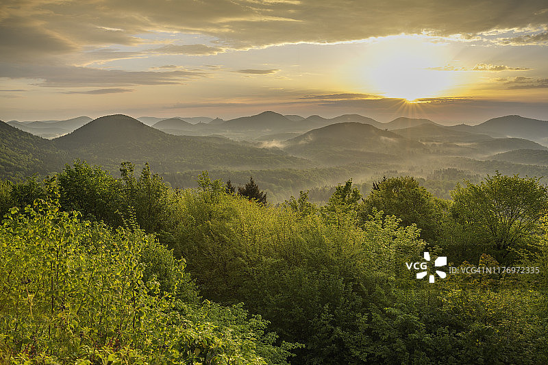 风景与早晨的太阳和云，Vorderweidenthal, Pfälzerwald，莱茵兰-普法尔茨图片素材