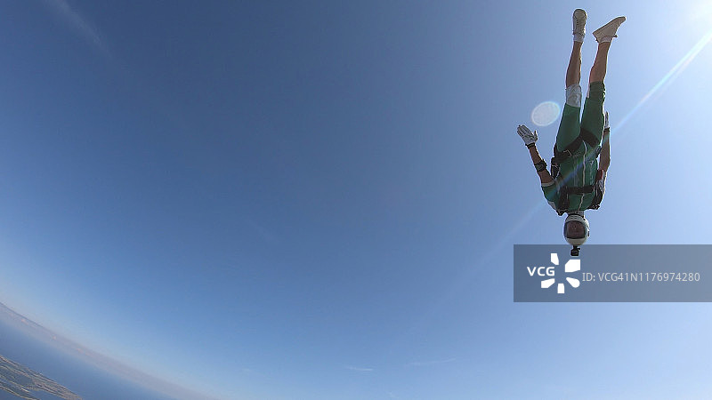 跳伞者从晴朗的天空坠落，空中飞行图片素材