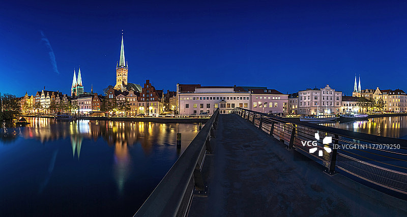 Lübeck蓝时奥博特雷河附近的城市天际线(石勒苏益格-荷尔斯泰因/德国)图片素材