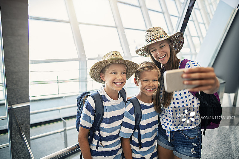 旅行的孩子们在机场自拍图片素材