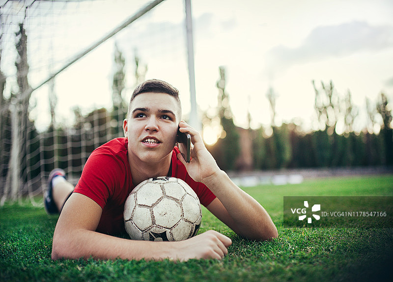 足球男孩用手机图片素材