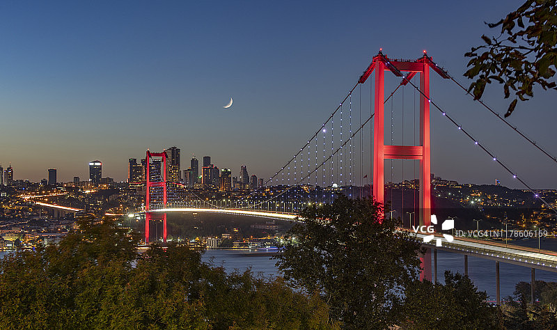7月15日晚上，土耳其伊斯坦布尔的殉道者桥(博斯普鲁斯桥)图片素材
