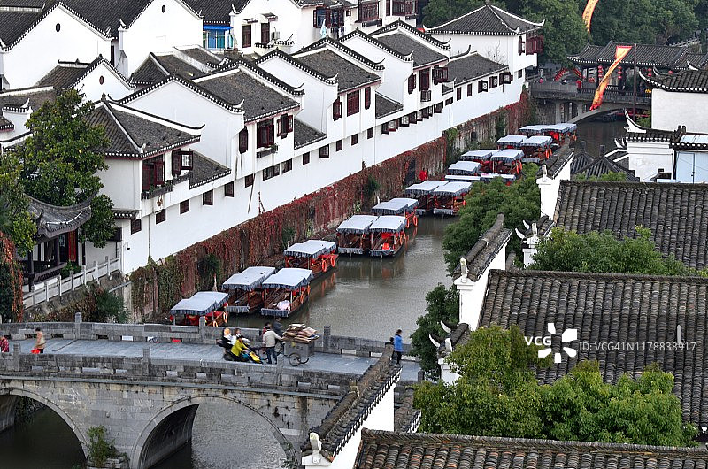 中国安徽三河运河古镇的桥梁和建筑图片素材