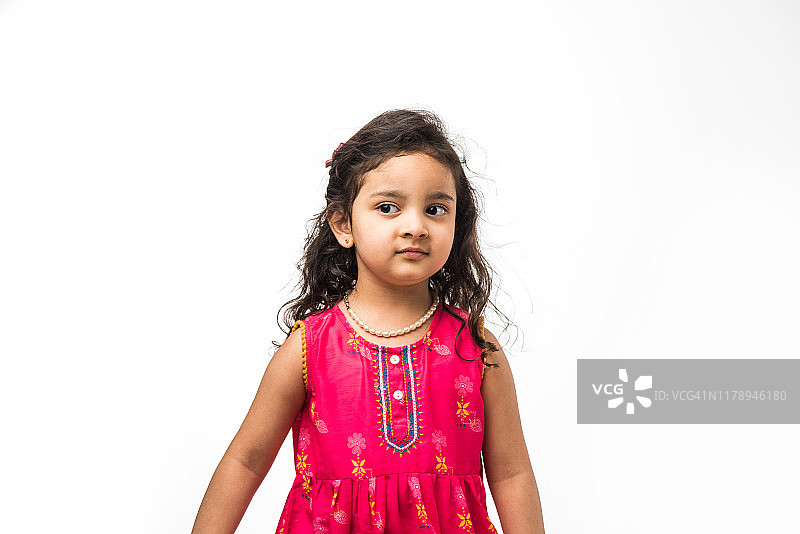 可爱的小印度女孩模特的肖像，孤立地站在白色的背景图片素材
