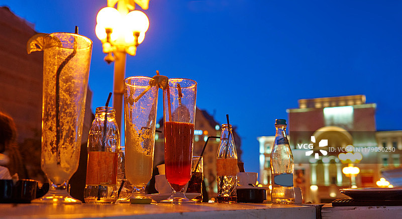 在蒂米什瓦拉胜利广场(Piata Victoriei)的酒吧里消费的玻璃杯和瓶子。蒂米什瓦拉,罗马尼亚。图片素材