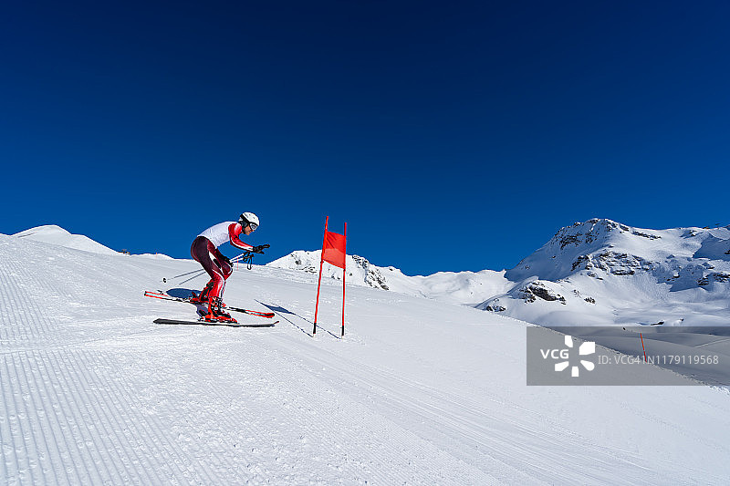 专业滑雪者在滑雪道检查过程中有完美的天气条件图片素材