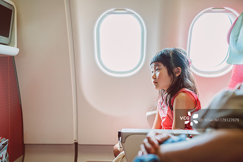 可爱的小女孩在回程的飞机上错过了她的假期图片素材