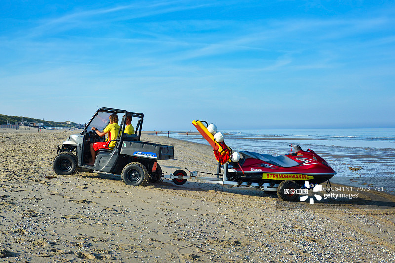 德库格，Texel/荷兰——2019年8月:救生车和救生艇在Texel岛的海滩上行驶图片素材