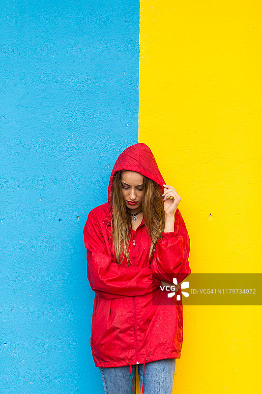 悲伤的年轻女子站在雨中图片素材
